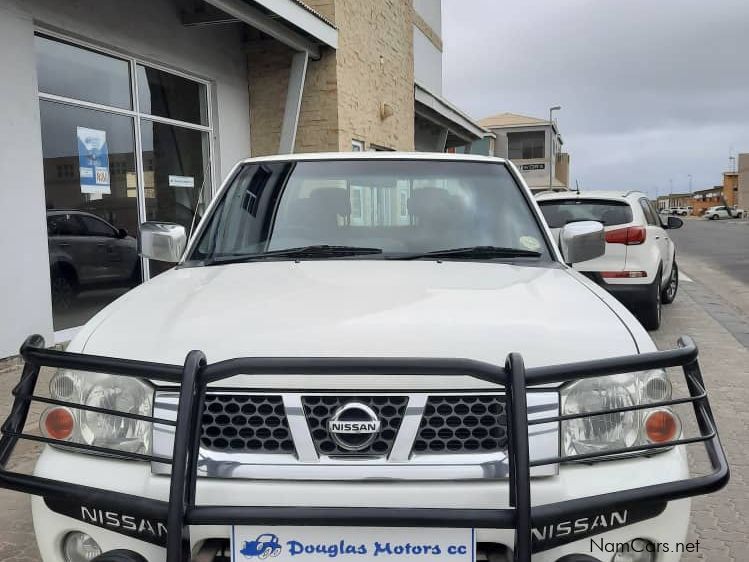 Nissan Np300 2.4 4x4 Double Cab in Namibia