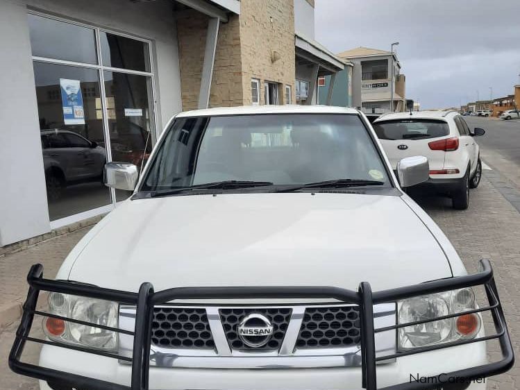 Nissan Np300 2.4 4x4 Double Cab in Namibia
