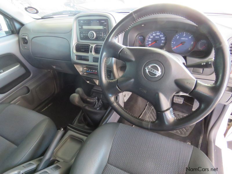 Nissan NP300 2,5 D/CAB 4X4 in Namibia