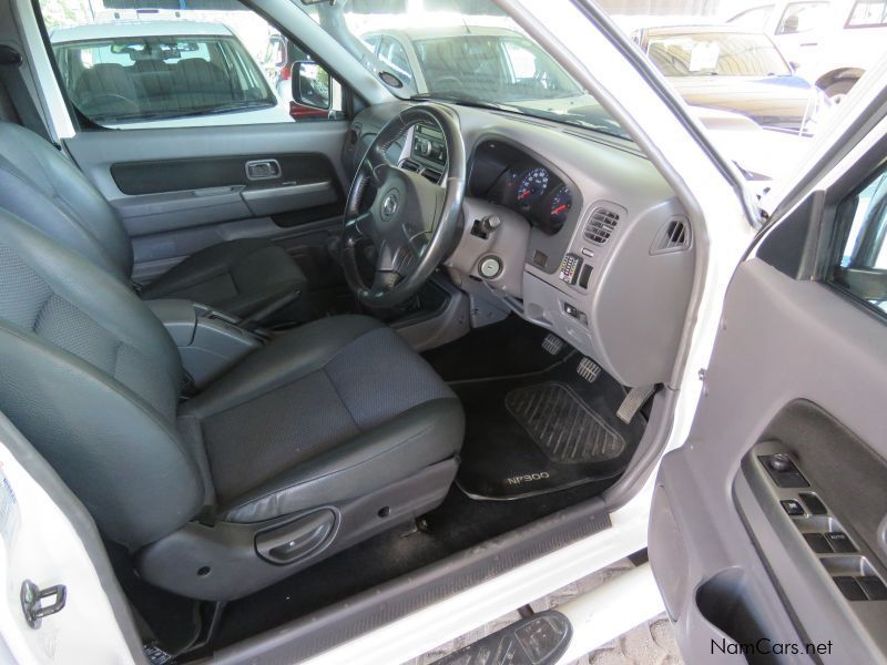 Nissan NP300 2,5 D/CAB 4X4 in Namibia