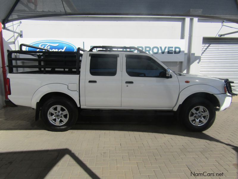 Nissan NP300 2.4 D/C 4X2 in Namibia