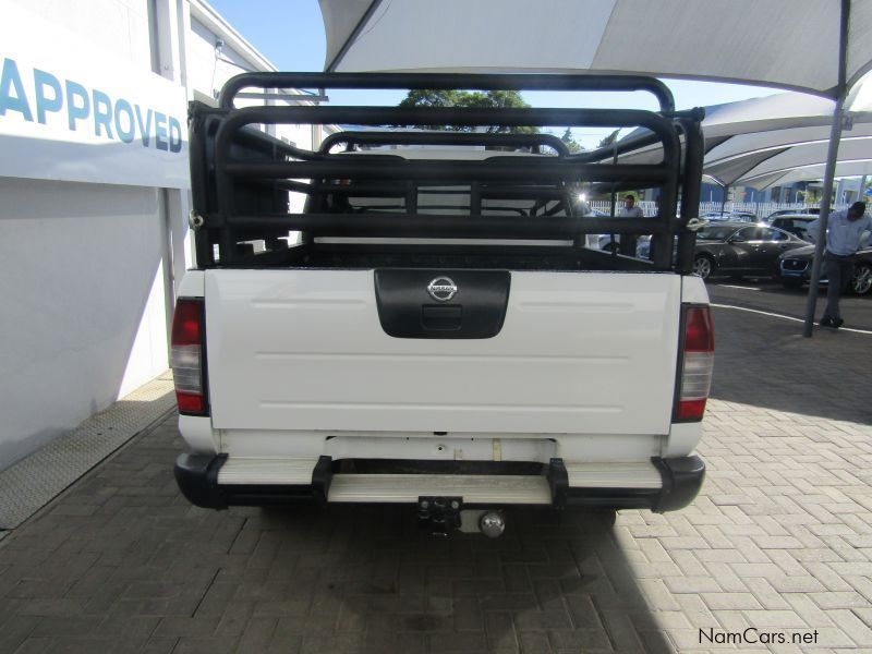 Nissan NP300 2.4 D/C 4X2 in Namibia