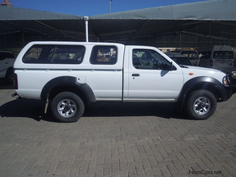 Nissan NP300 2.4I S/CAB 4X4 in Namibia