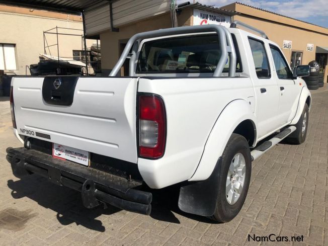 Nissan NP300 2.5 D/C 4x4 in Namibia