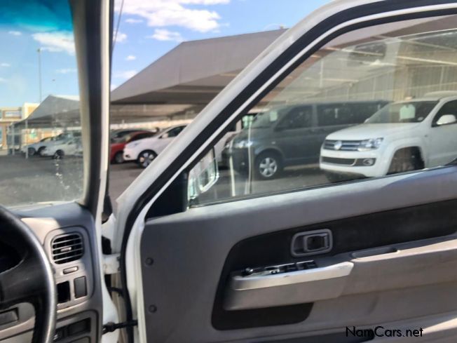 Nissan NP300 2.5 D/C 4x4 in Namibia