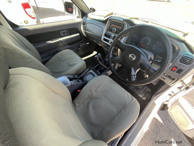 Nissan NP300 2.5 DIESEL 4X4 in Namibia