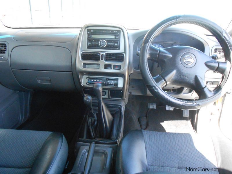 Nissan NP300 2.5 TDI D/C 4X4 in Namibia