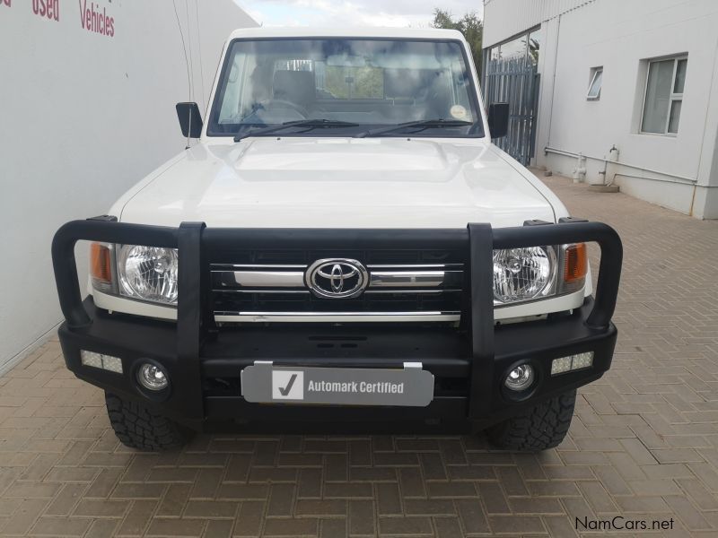 Toyota LAND CRUISER V6 SC in Namibia