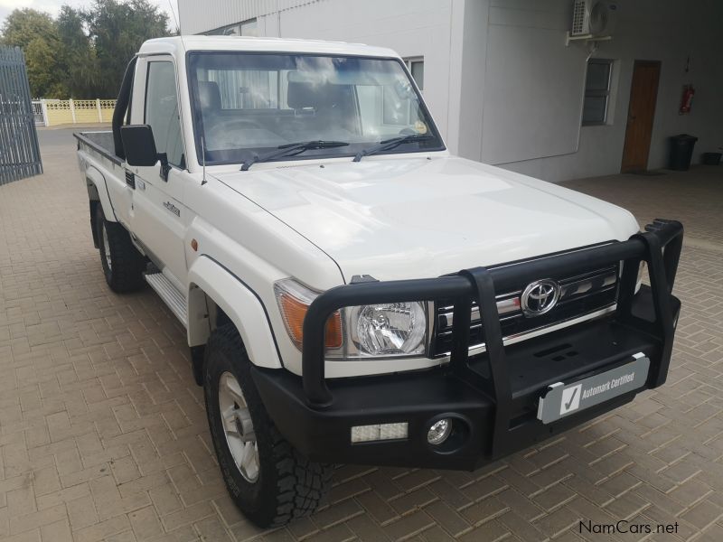 Toyota LAND CRUISER V6 SC in Namibia