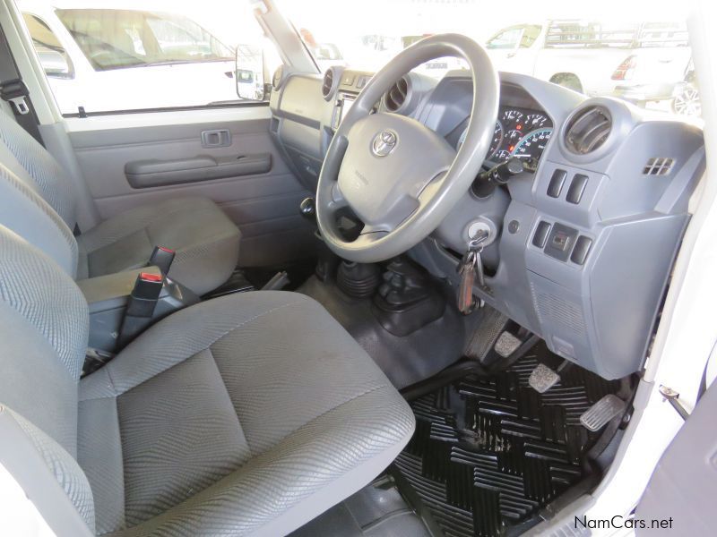 Toyota LANDCRUISER 4.0 V6 D/CAB in Namibia