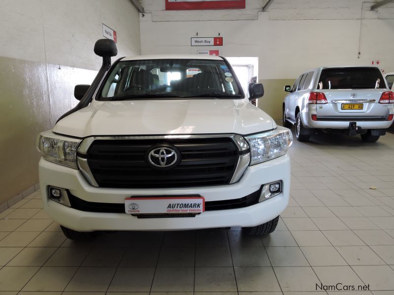 Toyota Land Cruiser 200 4.5 V8 GX in Namibia