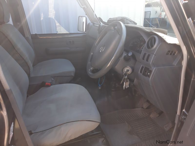 Toyota Land Cruiser 4.0 V6 D/C 4X4 in Namibia