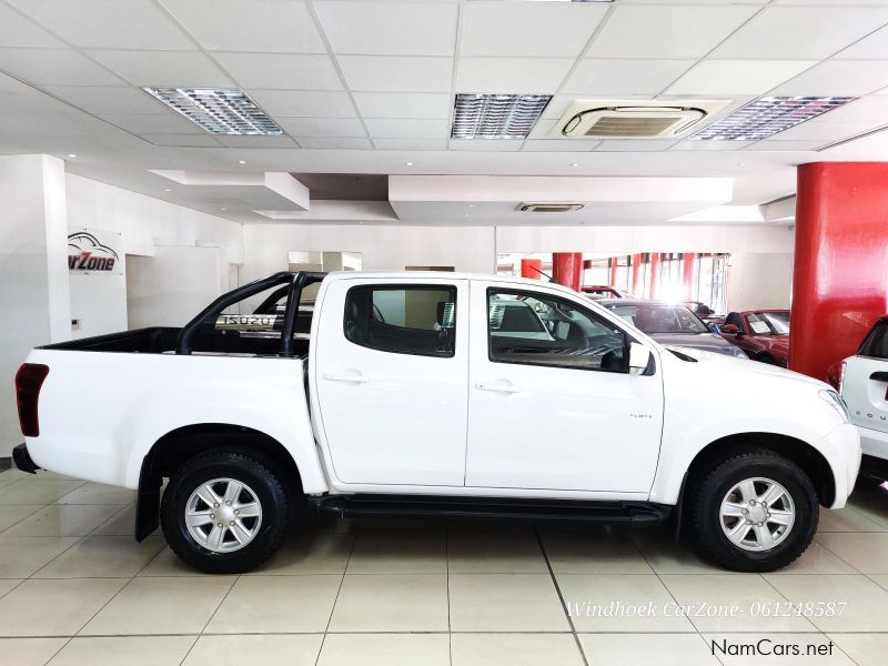 Isuzu KB 240 LE 4x4 D/cab 112kW in Namibia