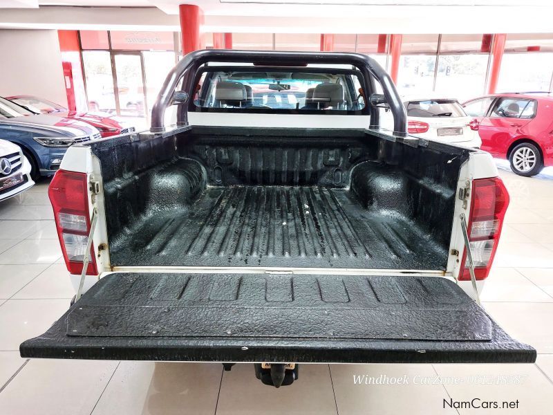 Isuzu KB 240 LE 4x4 D/cab 112kW in Namibia