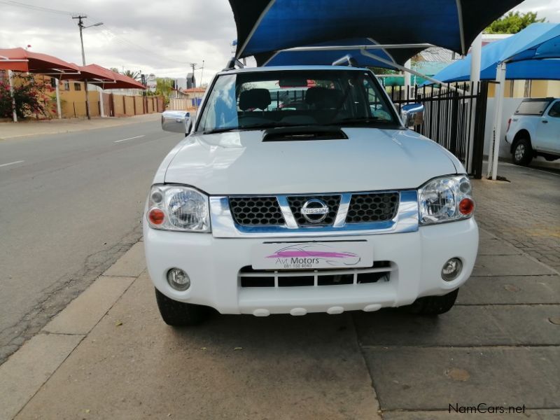 Nissan NP300 2.5 DC 4x4 in Namibia