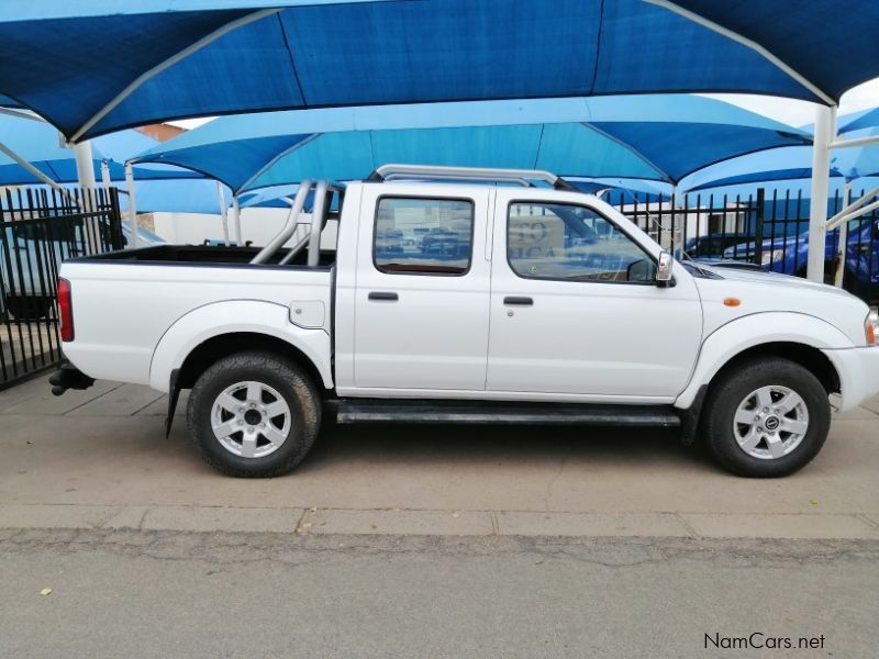 Nissan NP300 2.5 DC 4x4 in Namibia