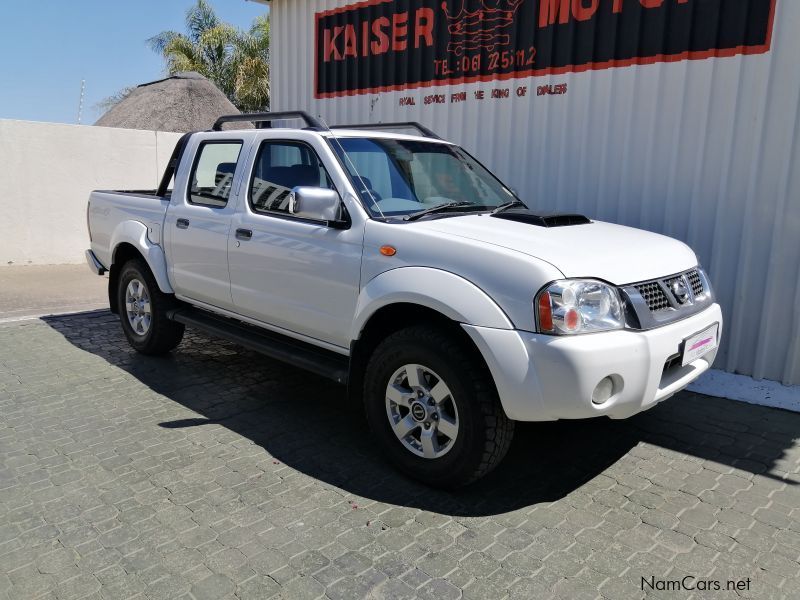 Nissan NP300 2.5 DC 4x4 in Namibia