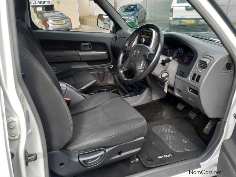 Nissan NP300 2.5D 4X4 DC in Namibia