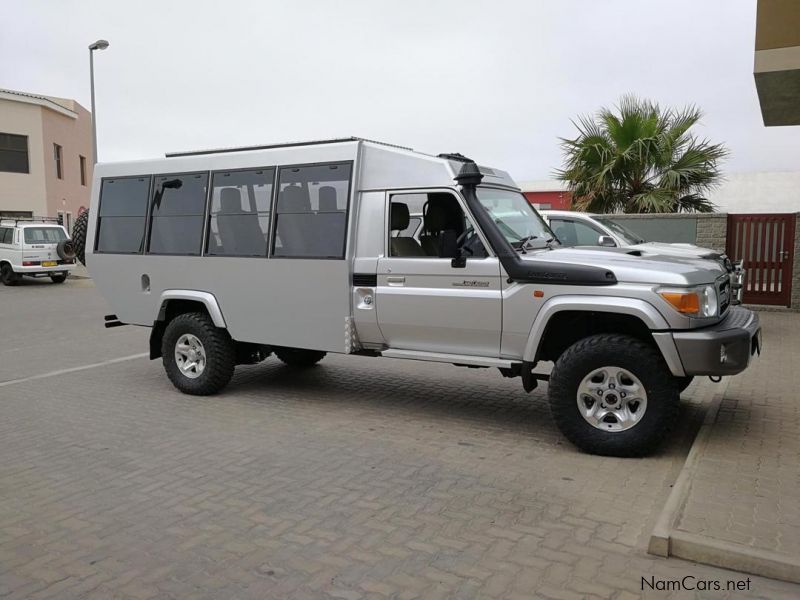 Toyota Land Cruiser 11 seater in Namibia