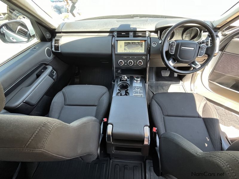 Land Rover DISCOVERY 5 in Namibia