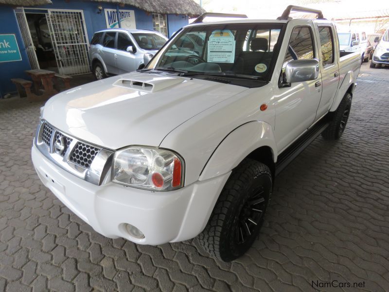 Nissan NP300 2.5 D/CAB 4X4 in Namibia