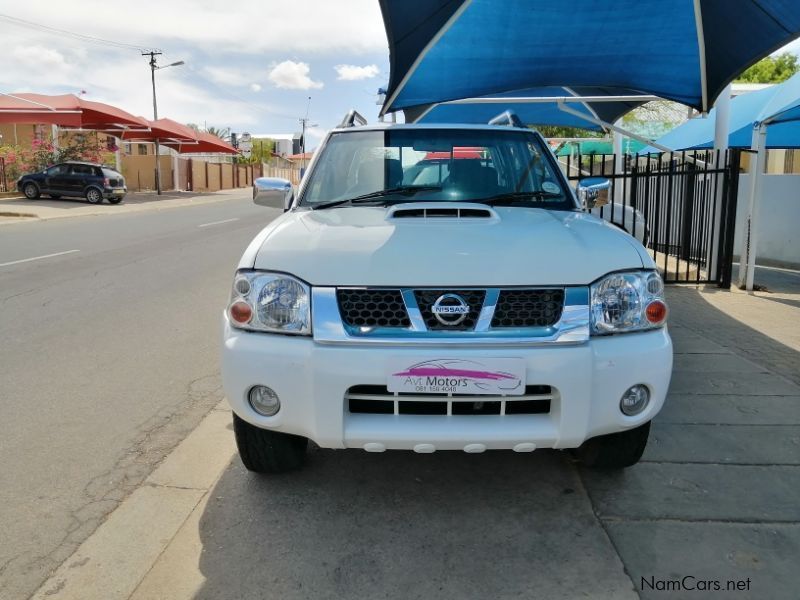 Nissan NP300 2.5 DC 4x4 in Namibia