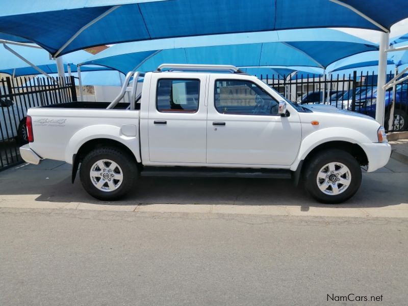 Nissan NP300 2.5 DC 4x4 in Namibia