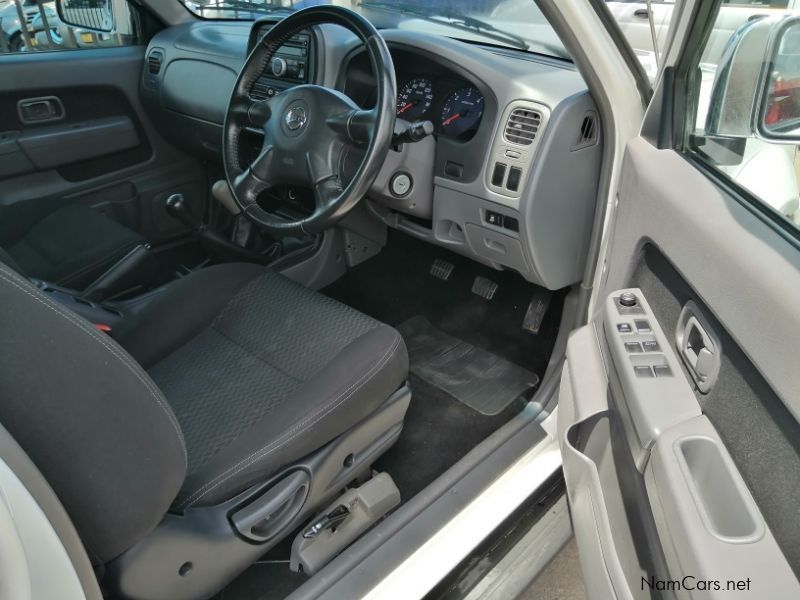 Nissan NP300 2.5 DC 4x4 in Namibia