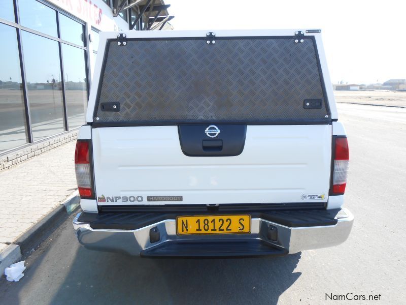 Nissan NP300 2.5 TDI D/C 4X4 in Namibia