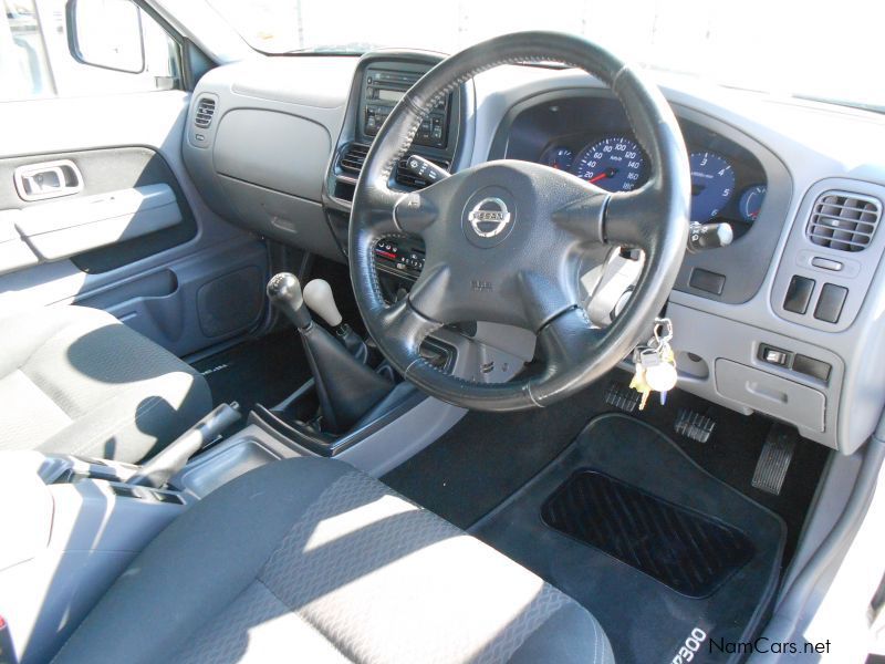 Nissan NP300 2.5 TDI D/C 4X4 in Namibia