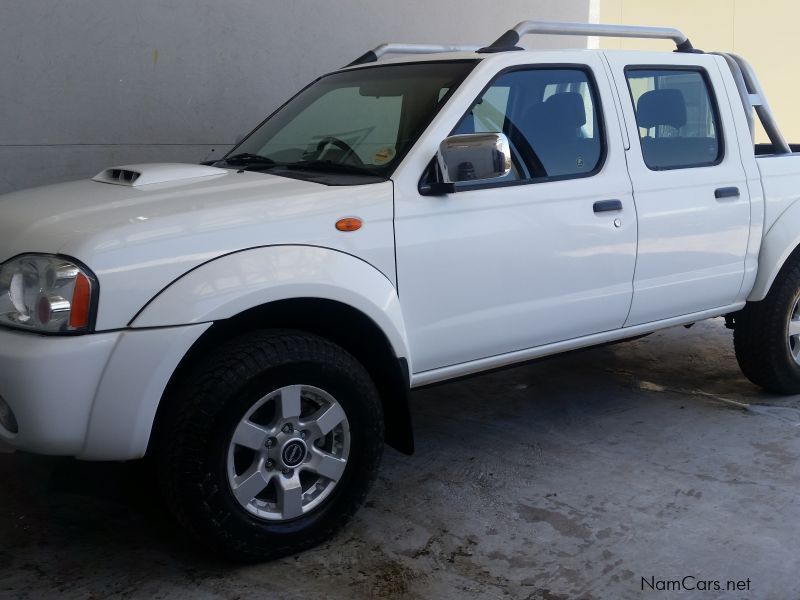 Nissan NP300 Hard Body DC 4x4 2.5 Diesel in Namibia