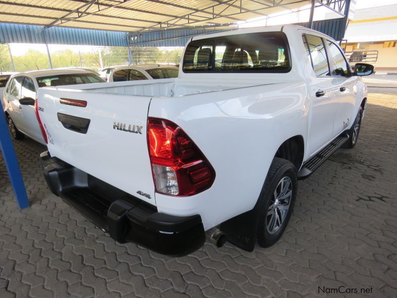 Toyota HILUX 4000 V6 DAKAR D/CAB 4X4 AUTO in Namibia