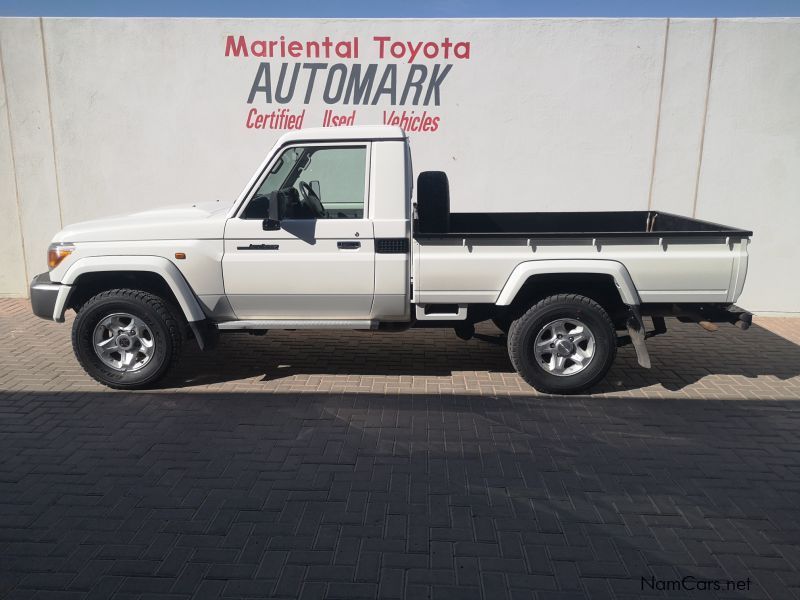 Toyota LAND CRUISER V6 SC in Namibia
