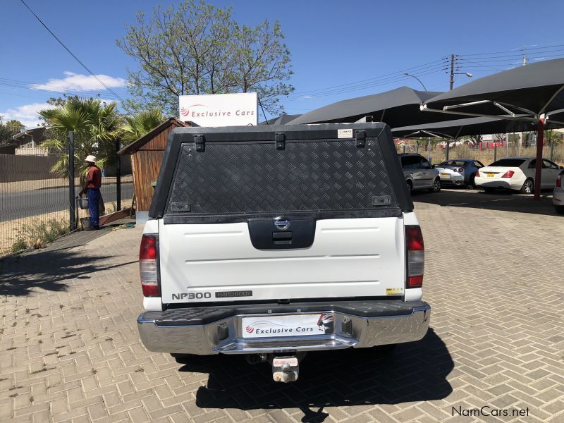 Nissan NP300 2.5 TDi 4x4 D/C in Namibia