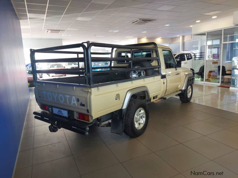 Toyota Land Cruiser 4.0P V6 SC in Namibia