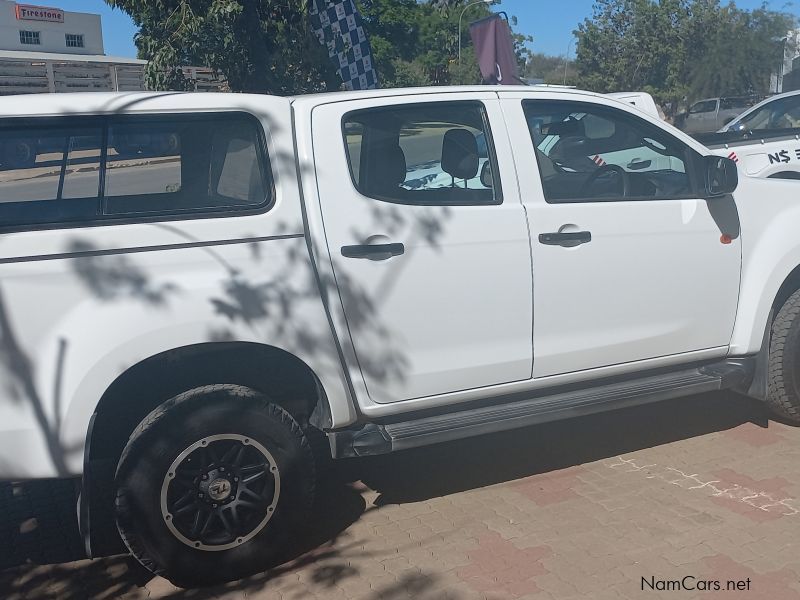 Isuzu DMAX 250 CREWCAB in Namibia