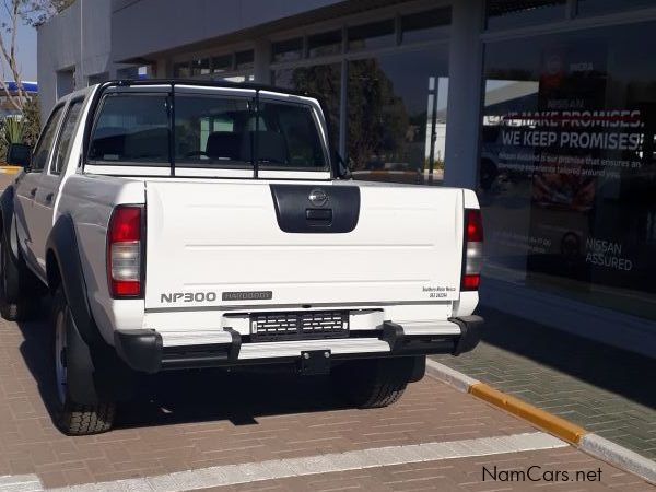 Nissan NP300 2.5D MID 4X4 DC in Namibia