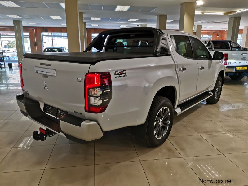 Mitsubishi Triton d/cab 2.4 4x4 a/t in Namibia