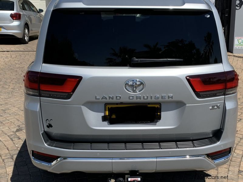 Toyota Land Cruser LC300 3.5T V6 ZX in Namibia