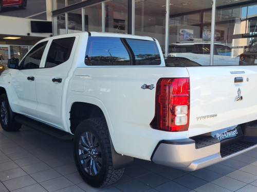 Mitsubishi TRITON 2.4 GL D/C 4X4 M/T in Namibia
