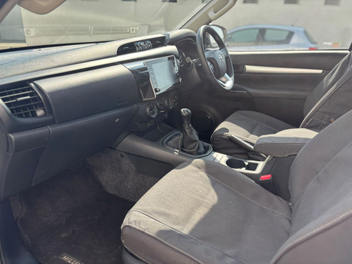 Toyota Hilux S/C 2.4 4x4 MT in Namibia