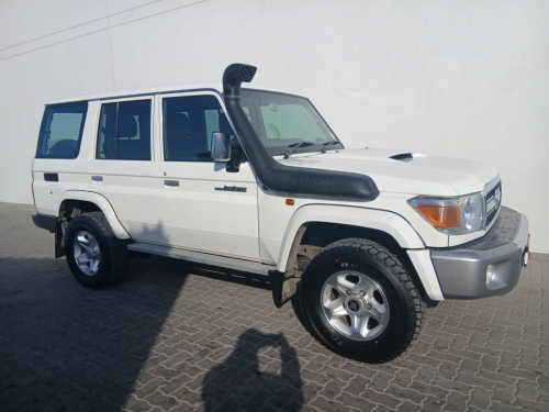 Toyota Lc76 SW 4.5 V8 4x4 MT in Namibia