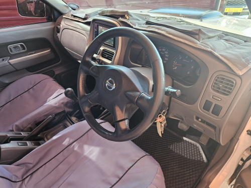 Nissan NP300 2.5 TDI 4x4 in Namibia