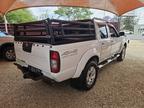 Nissan NP300 2.5 TDI 4x4 in Namibia