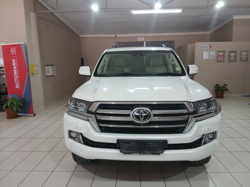 Toyota Land Cruiser 200 4.5 V8 VX-r in Namibia
