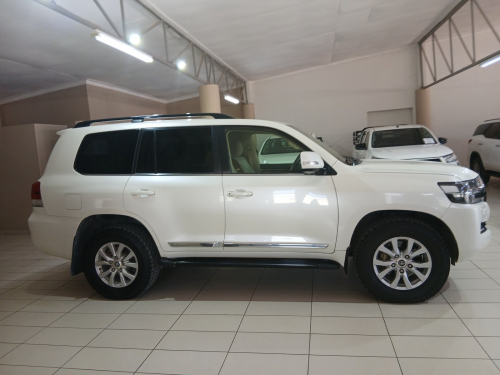 Toyota Land Cruiser 200 4.5 V8 VX-r in Namibia