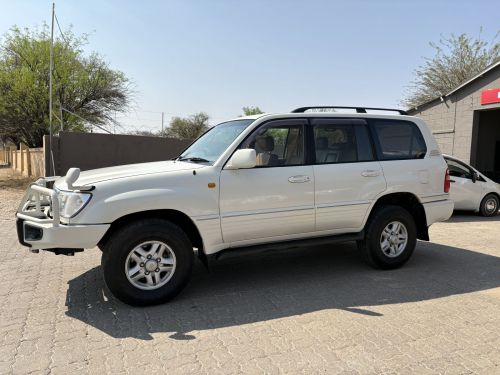 Toyota LAND CRUISER 100 VX V8 in Namibia