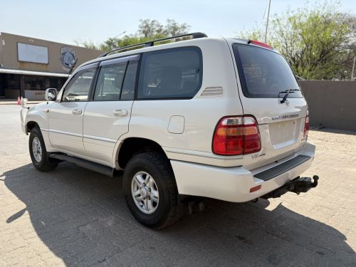 Toyota LAND CRUISER 100 VX V8 in Namibia