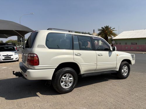 Toyota LAND CRUISER 100 VX V8 in Namibia
