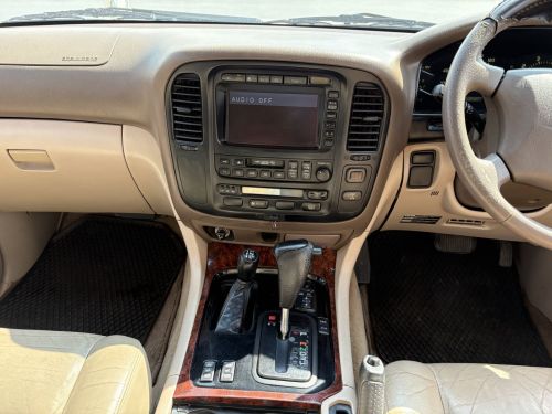 Toyota LAND CRUISER 100 VX V8 in Namibia